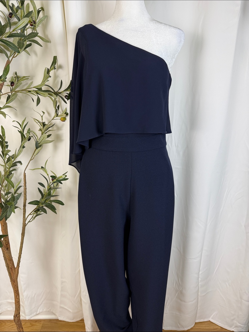 Vince Camuto One-Shoulder Navy Jumpsuit Chiffon Drape Sz 8 (DJ3) - Picture 2 of 9